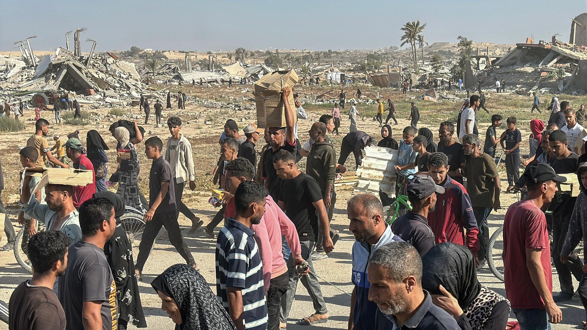 Rafah: Das Bild zeigt Palästinenser nach der Entgegennahme von humanitärer Hilfe aus einer Hilfsgüterverteilungsstelle der von den USA unterstützten Gaza Humanitarian Foundation (GHF) in Rafah im südlichen Gazastreifen. 