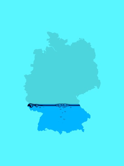 Umriss von Deutschland, der wie ein Glas zu einem Teil mit Wasser gefüllt ist.