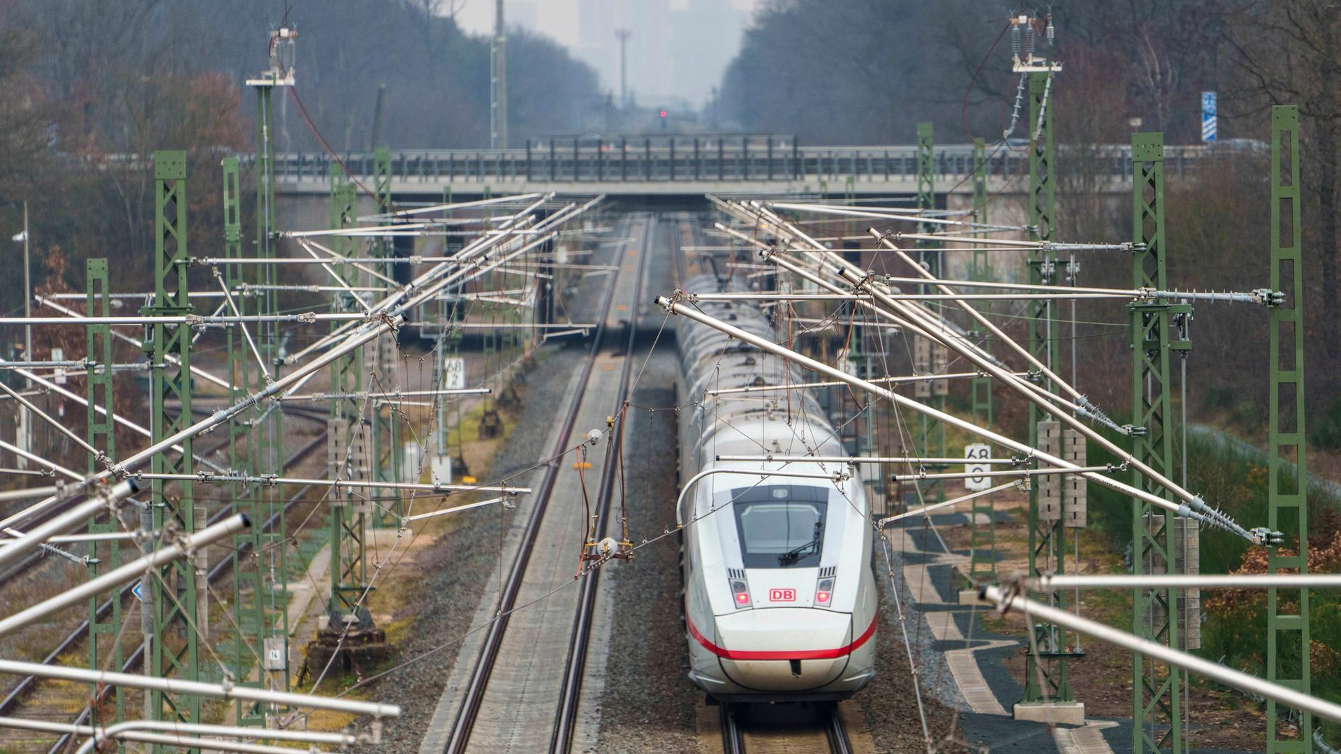 Ein ICE rollt auf der Riedbahnstrecke Richtung Frankfurt. 