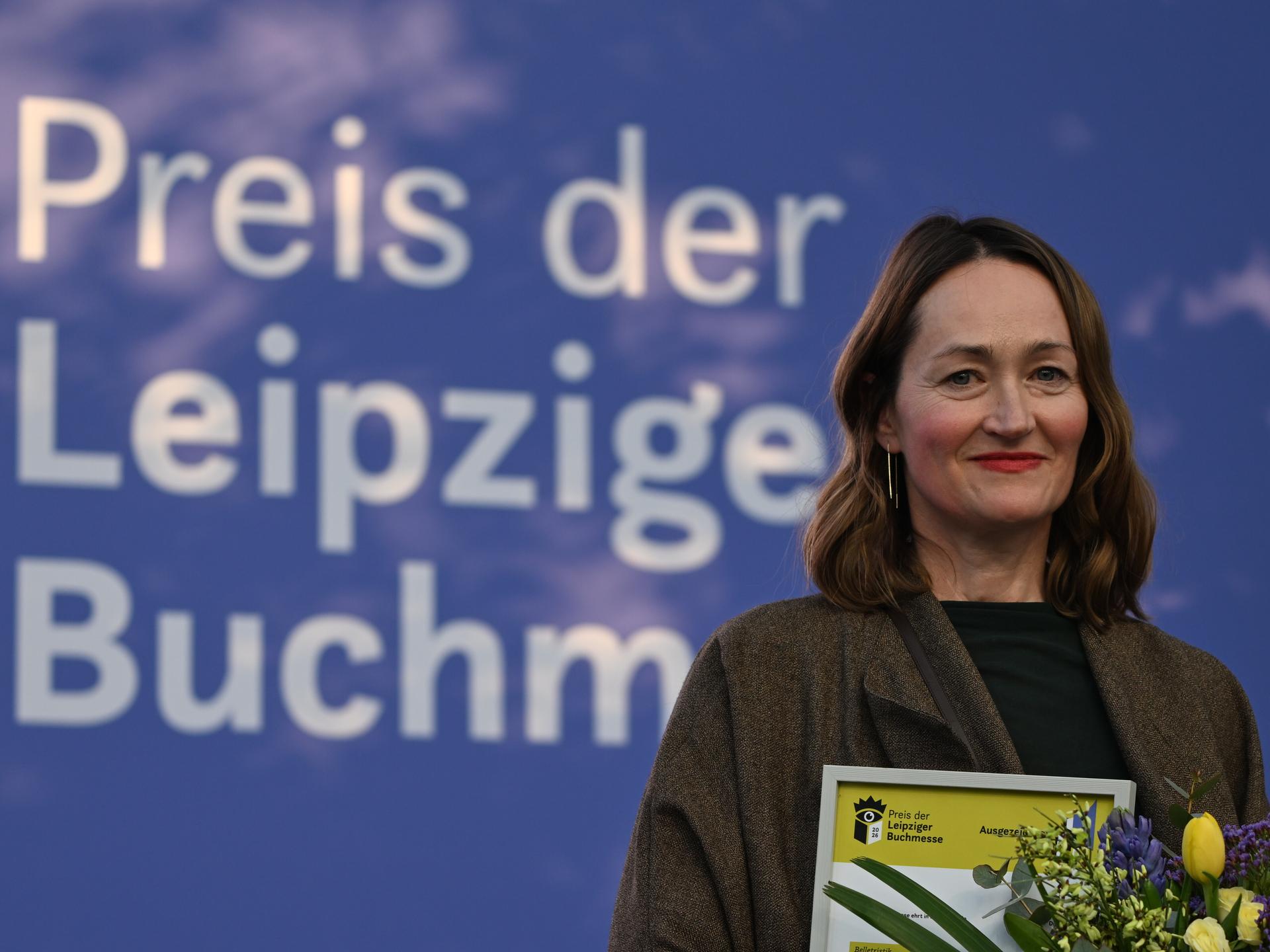 Katerina Poladjan, Autorin des Buches "Goldstrand", steht auf der Bühne nach Erhalt des Preises der Leipziger Buchmesse.