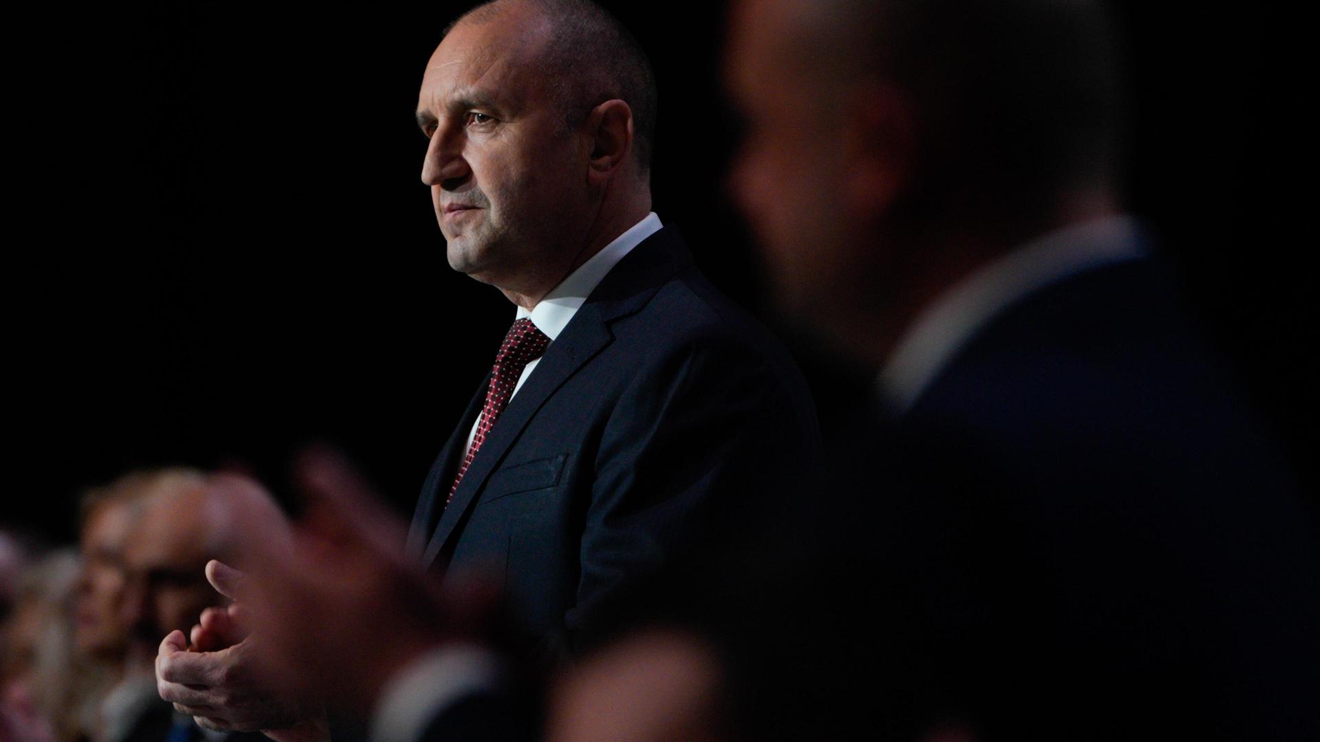 Rumen Radev spricht auf dem Podium einer Wahlkampfveranstaltung. Er trägt einen schwarzen Anzug.