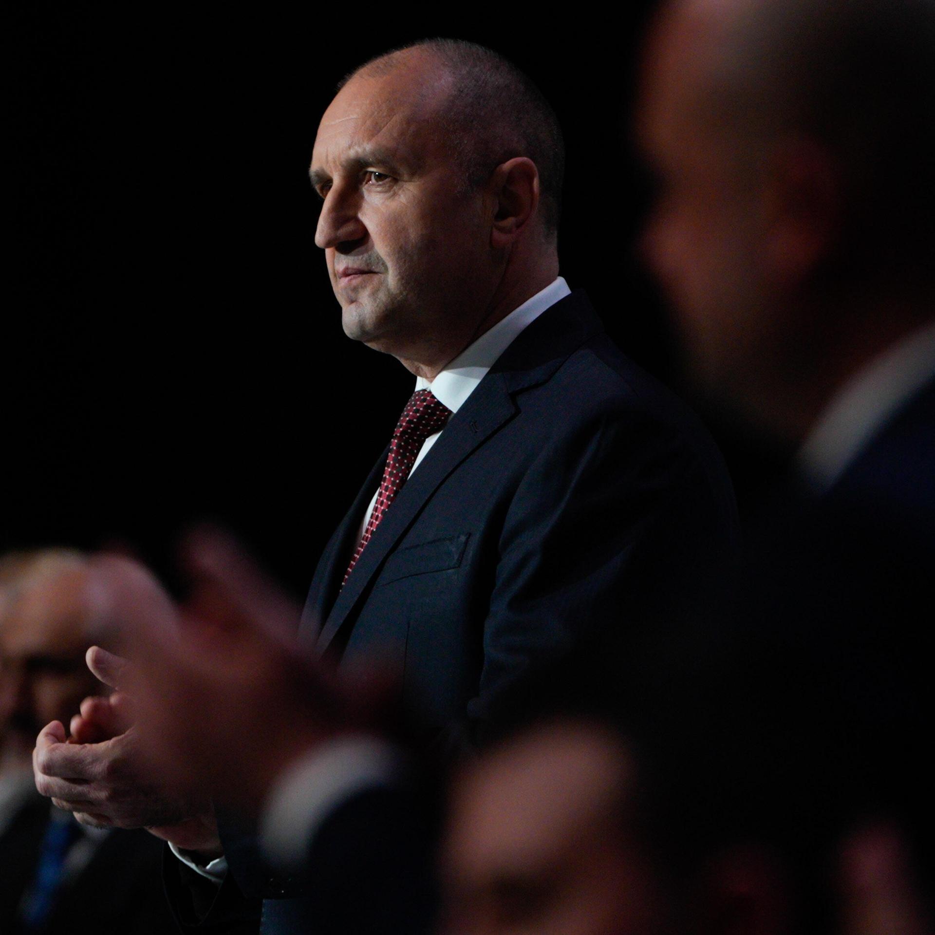 Rumen Radev spricht auf dem Podium einer Wahlkampfveranstaltung. Er trägt einen schwarzen Anzug.