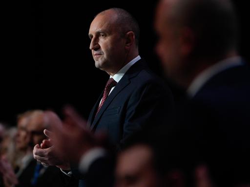 Rumen Radev spricht auf dem Podium einer Wahlkampfveranstaltung. Er trägt einen schwarzen Anzug.