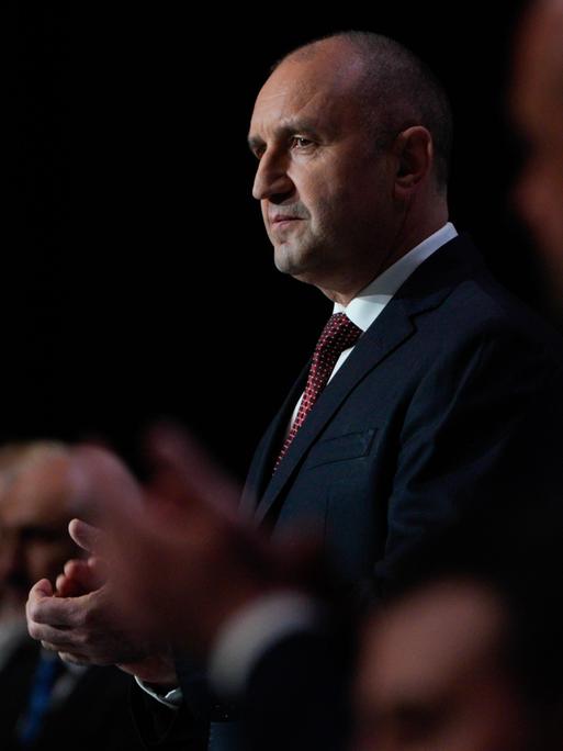 Rumen Radev spricht auf dem Podium einer Wahlkampfveranstaltung. Er trägt einen schwarzen Anzug.