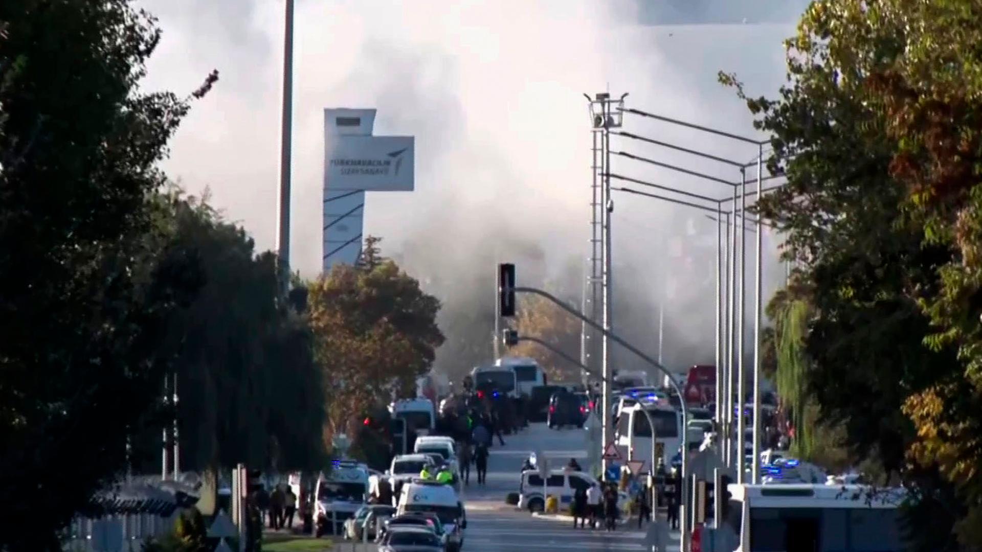 Rauch steigt auf über dem Gelände des staatlichen türkischen Luft- und Raumfahrtunternehmens in Ankara nach einem Anschlag