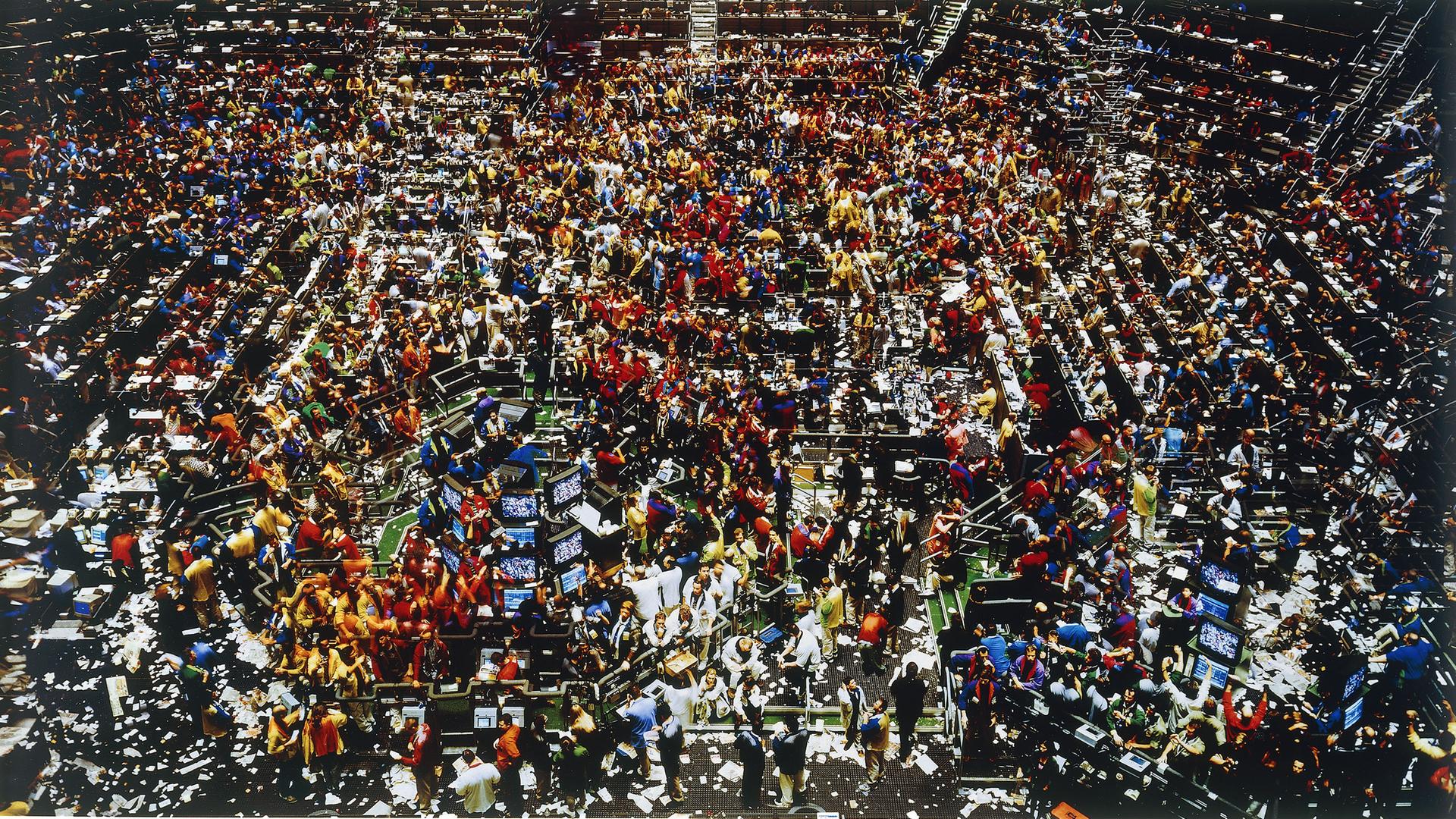 Das Foto von Andreas Gursky zeigt die Börse in Chicago aus der Vogelperspektive als nahezu abstraktes Chaos aus Farben und Formen.