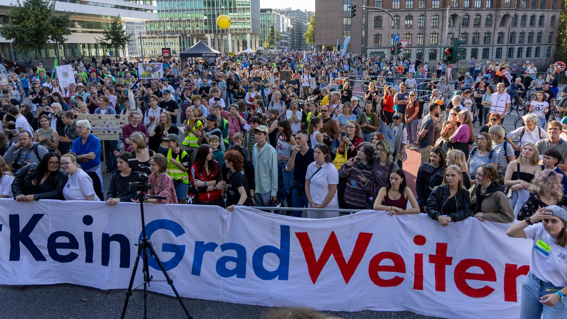 In Hamburg demonstrieren Menschen am Globalen Klimastreiktag, sie halten ein Transparent auf dem steht "Kein Grad weiter" (20.09.2024)