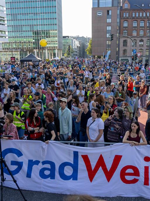 In Hamburg demonstrieren Menschen am Globalen Klimastreiktag, sie halten ein Transparent auf dem steht "Kein Grad weiter" (20.09.2024)