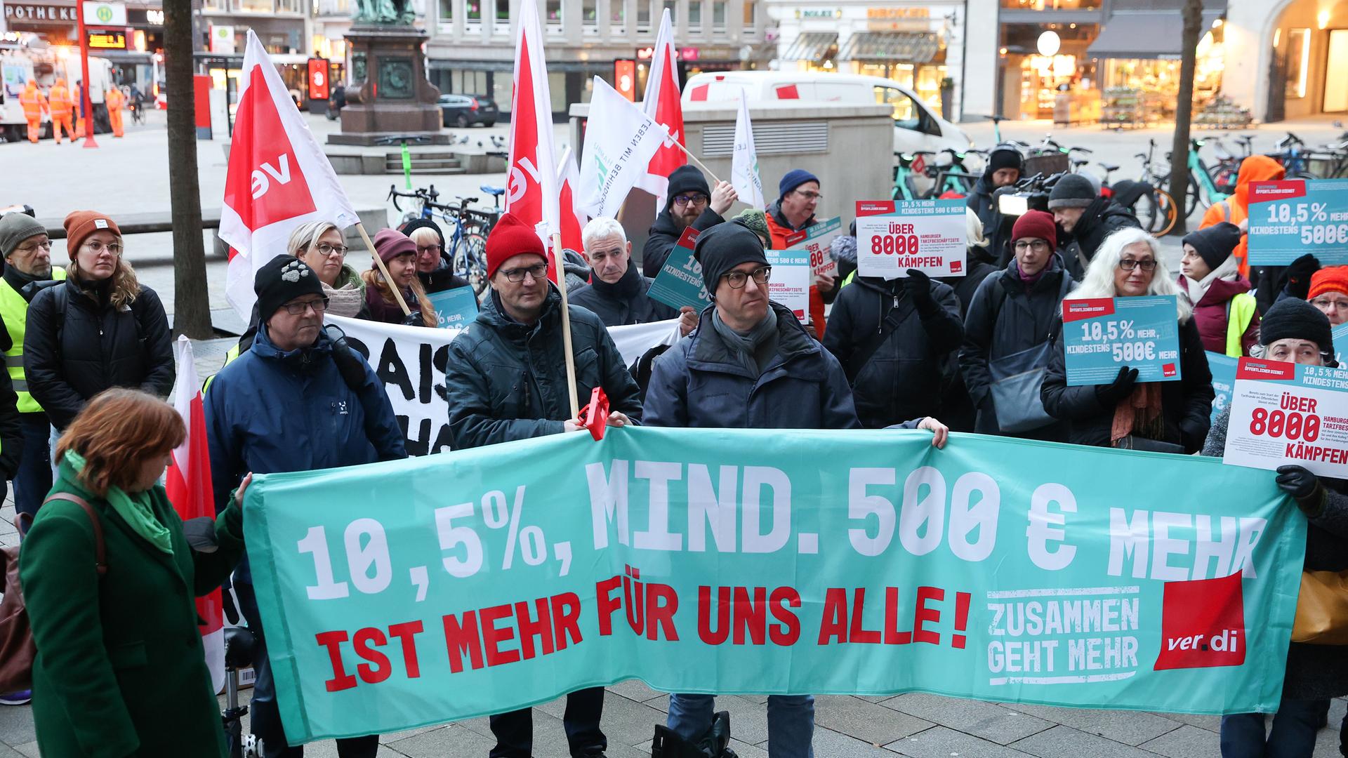 Beschäftigte des öffentlichen Dienstes demonstrieren am 23. Januar vor der Finanzbehörde in Hamburg auf dem Gänsemarkt