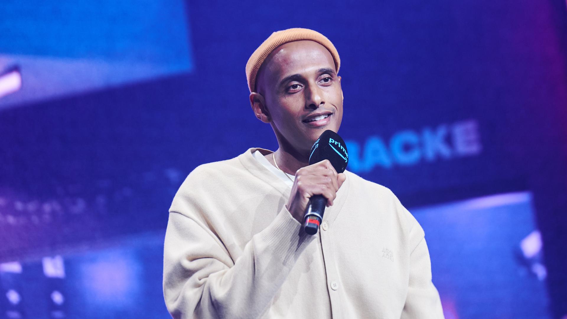 Teddy Teclebrhan, Komiker und Schauspieler, eröffnet die Jahres-Pressekonferenz von Prime Video ins WECC Berlin. Teddy Teclebrhan, Komiker und Schauspieler, eröffnet die Jahres-Pressekonferenz von Prime Video ins WECC Berlin.