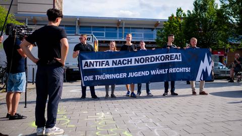 Mitglieder der Jungen Alternative halten ein Banner mit der Aufschrift: "ANTIFA NACH NORDKOREA - Die Thüringer Jugend wählt Rechts".