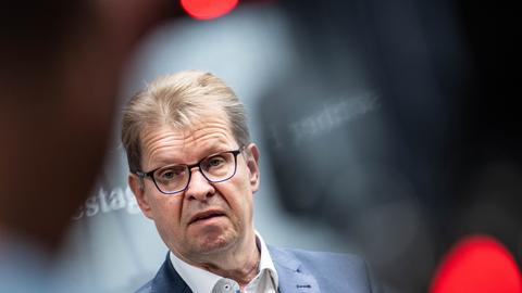 Ralf Stegner (SPD) spricht vor Journalisten