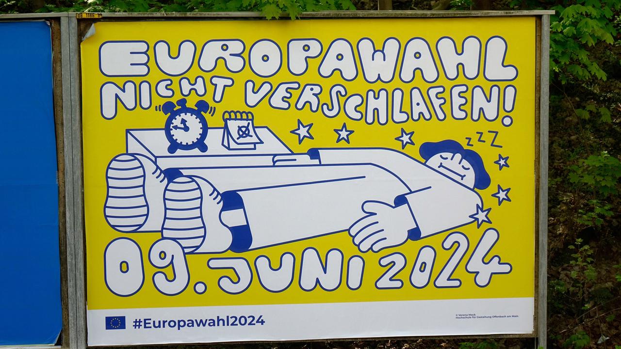 Auf einem Wahlplakat zur Europawahl 2024 ist eine gezeichnete Figur zu sehen, die schläft und vom Wecker pünktlich geweckt wird, um an der Wahl teilzunehmen.