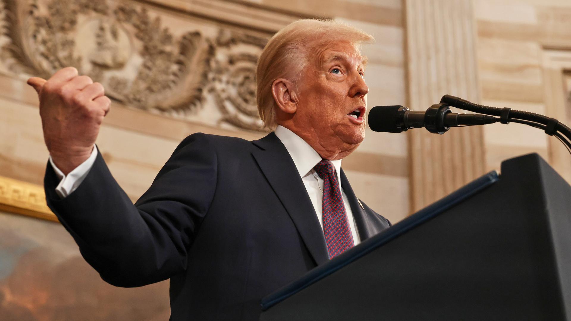 Präsident Donald Trump spricht während der Amtseinführung des Präsidenten in der Rotunde des US-Kapitols in Washington. 