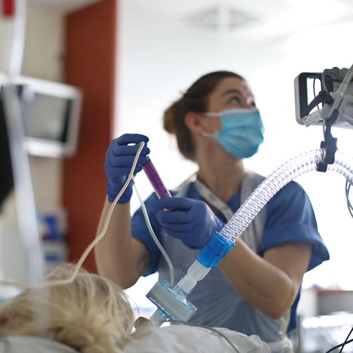 Im Intensiv- und Überwachungsbereich im Klinikum Südstadt wird eine Patientin von Krankenschwester Steffi medizinisch versorgt.