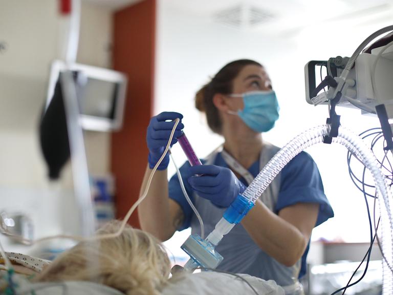 Im Intensiv- und Überwachungsbereich im Klinikum Südstadt wird eine Patientin von Krankenschwester Steffi medizinisch versorgt.