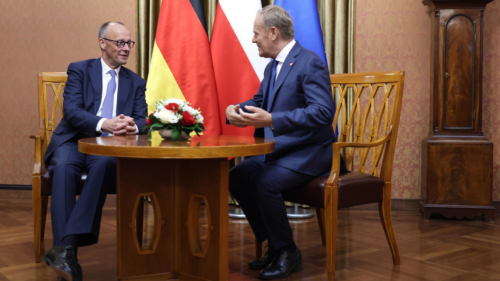 Der polnische Ministerpräsident Donald Tusk (r) spricht mit Bundeskanzler Friedrich Merz (CDU) in seinem Büro. Der polnische Ministerpräsident Donald Tusk (r) spricht mit Bundeskanzler Friedrich Merz (CDU) in seinem Büro.