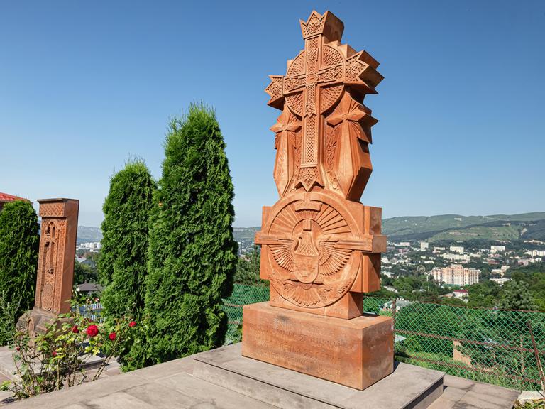 Steinkreuz aus Khachkar neben einer Kirche