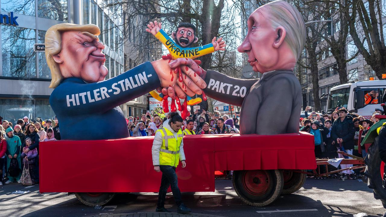 Der Mottowagen von Wagenbauer Jacques Tilly beim Rosenmontagszug in Düsseldorf: Putin und Trump geben sich die Hand und zerquetschen dabei den Präsidenten der Ukraine, Selenskyj. 