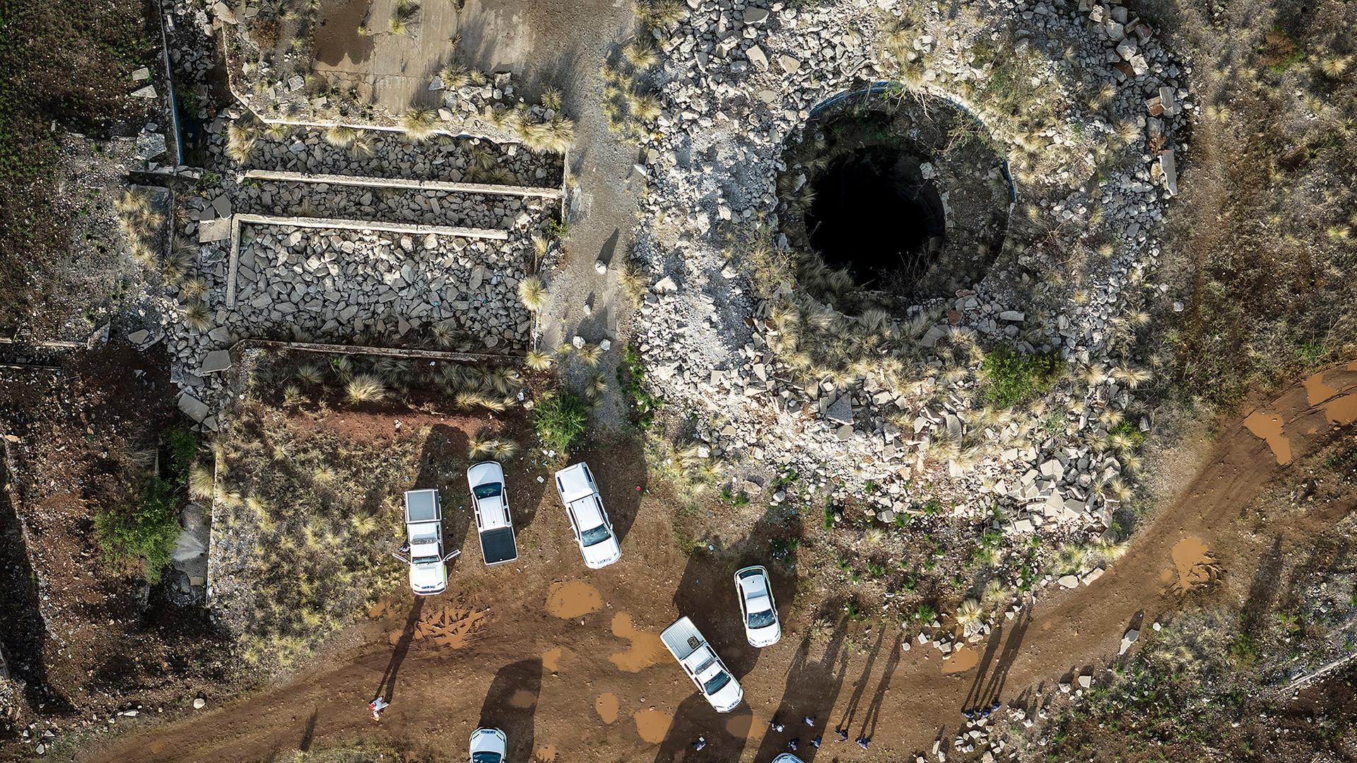 Südafrika, Stilfontein: Luftaufnahme eines Minenschachts, in dem sich seit rund vier Wochen schätzungsweise 4.000 illegale Bergleute in einer stillgelegten Mine befinden. 