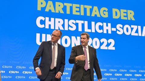 Der bayerische Ministerpräsident und CSU-Vorsitzende Markus Söder mit Friedrich Merz, CDU- Vorsitzender, auf der Bühne des CSU-Parteitags 2022