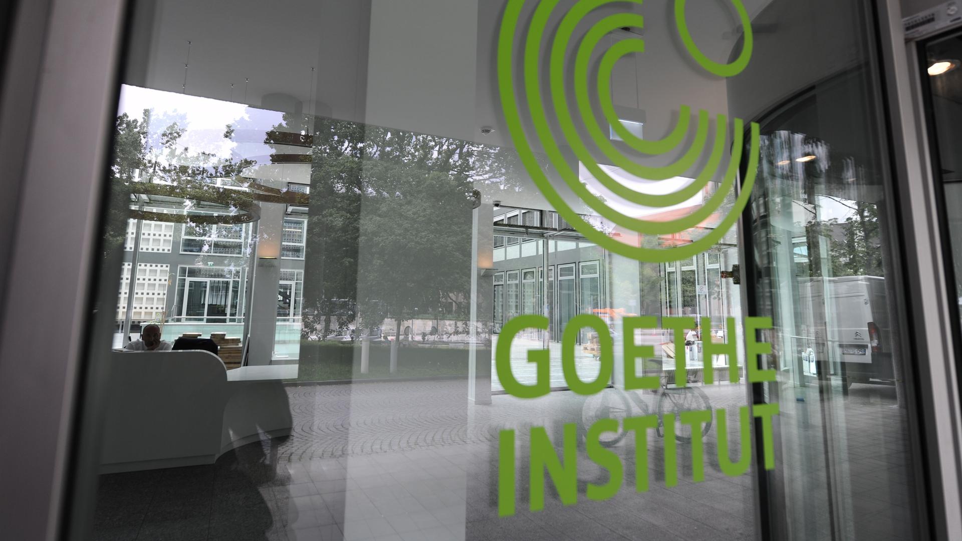 Das Symbol des Goethe-Instituts an der Zentrale am Oskar-von-Miller-Ring in München.