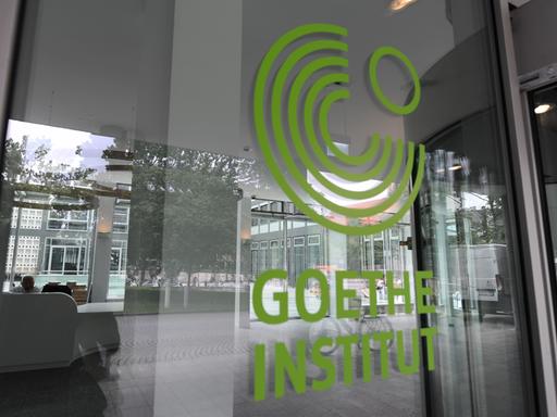 Das Symbol des Goethe-Instituts an der Zentrale am Oskar-von-Miller-Ring in München.