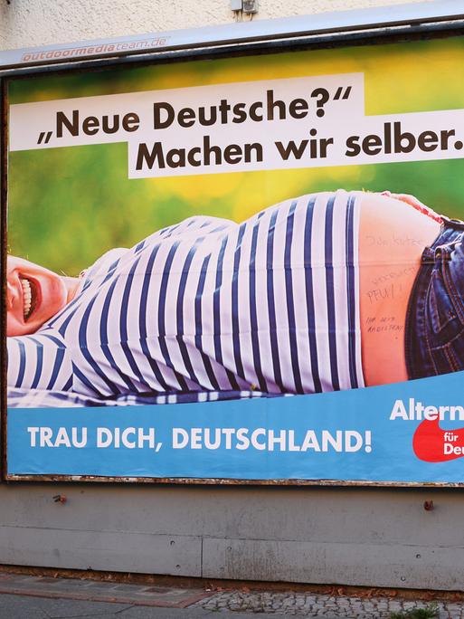 Ein Plakat der AfD von 2017 mit der Aufschrift ""Neue Deutsche"? Machen wir selber"" zeigt eine lachende schwangere Frau.
