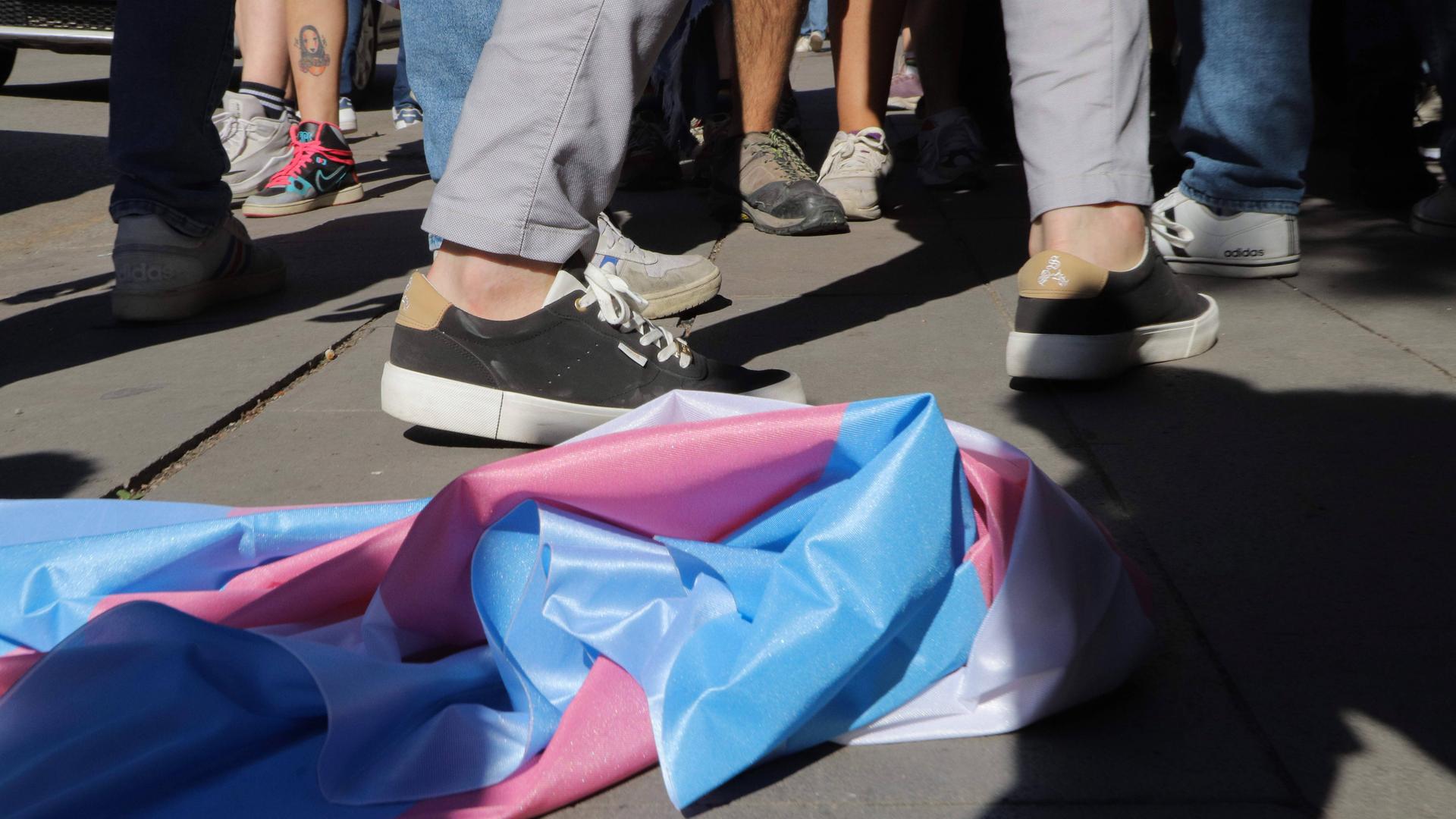 Bei einer Demo im türkischen Ankara liegt die Transgender-Flagge auf dem Boden.