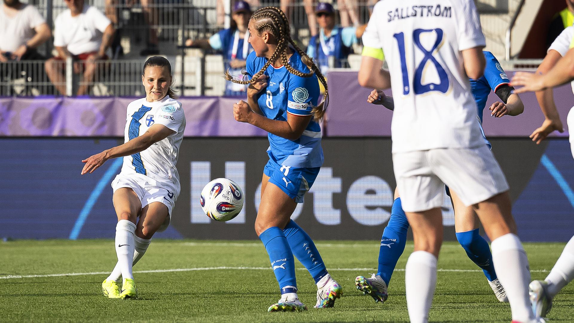 Thun: Fußball, Frauen: EM, Finnlands Katariina Kosola (l) erzielt den Treffer zum 0:1 gegen Islands Alexandra Johannsdottir (M).