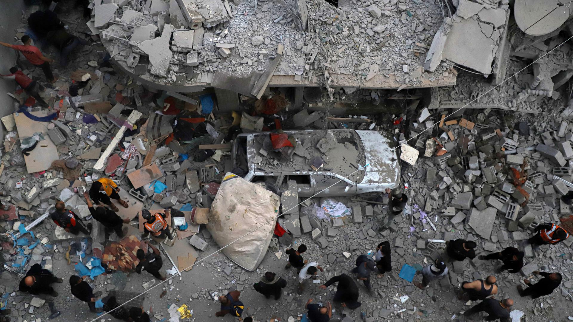 Rettungsarbeiten in den Trümmern eines durch einen israelischen Angriff zerstörten Gebäudes in der Stadt Khan Younis im südlichen Gazastreifen, 7. Dezember 2023.