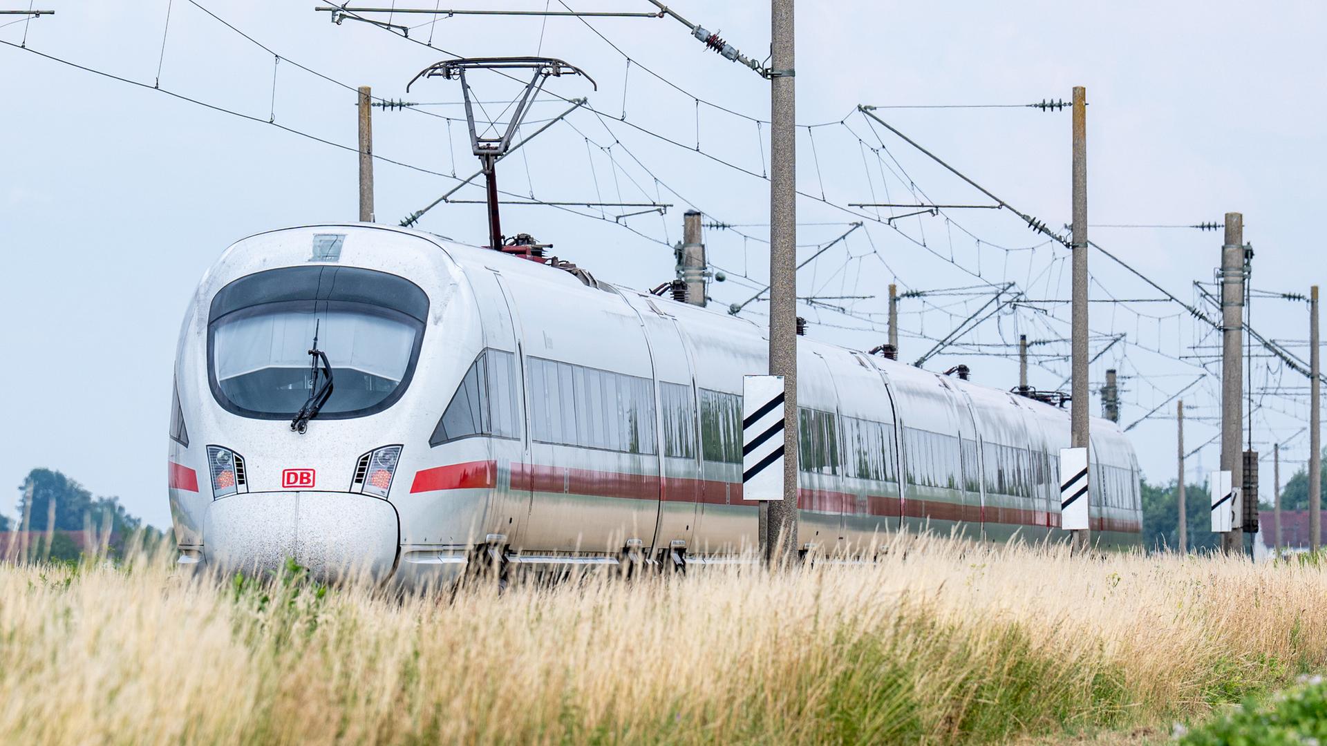 Ein ICE steht auf einem Gleis auf einem Feld. Ein ICE steht auf einem Gleis auf einem Feld.