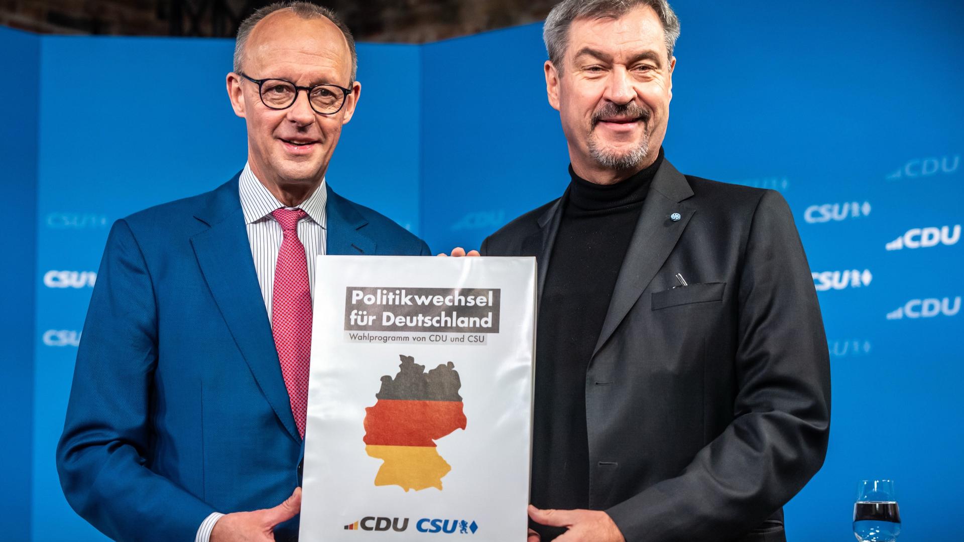 Friedrich Merz (l), CDU-Bundesvorsitzender und Kanzlerkandidat, steht neben Markus Söder, (CSU), Ministerpräsident von Bayern, bei der Vorstellung des gemeinsamen Wahlprogramms für die Bundestagswahl 2025 nach der Sitzung der Vorstände von CDU und CSU.