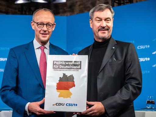 Friedrich Merz (l), CDU-Bundesvorsitzender und Kanzlerkandidat, steht neben Markus Söder, (CSU), Ministerpräsident von Bayern, bei der Vorstellung des gemeinsamen Wahlprogramms für die Bundestagswahl 2025 nach der Sitzung der Vorstände von CDU und CSU.