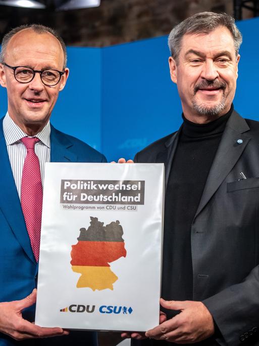 Friedrich Merz (l), CDU-Bundesvorsitzender und Kanzlerkandidat, steht neben Markus Söder, (CSU), Ministerpräsident von Bayern, bei der Vorstellung des gemeinsamen Wahlprogramms für die Bundestagswahl 2025 nach der Sitzung der Vorstände von CDU und CSU.