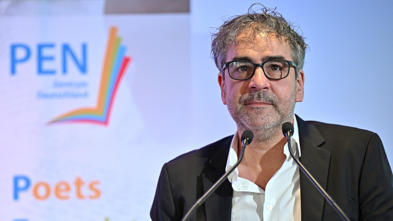 Deniz Yücel, Präsident der Schriftstellervereinigung PEN-Zentrums Deutschland steht am Rednerpult. 