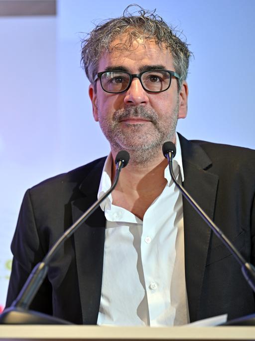 Deniz Yücel, Präsident der Schriftstellervereinigung PEN-Zentrums Deutschland steht am Rednerpult. 
