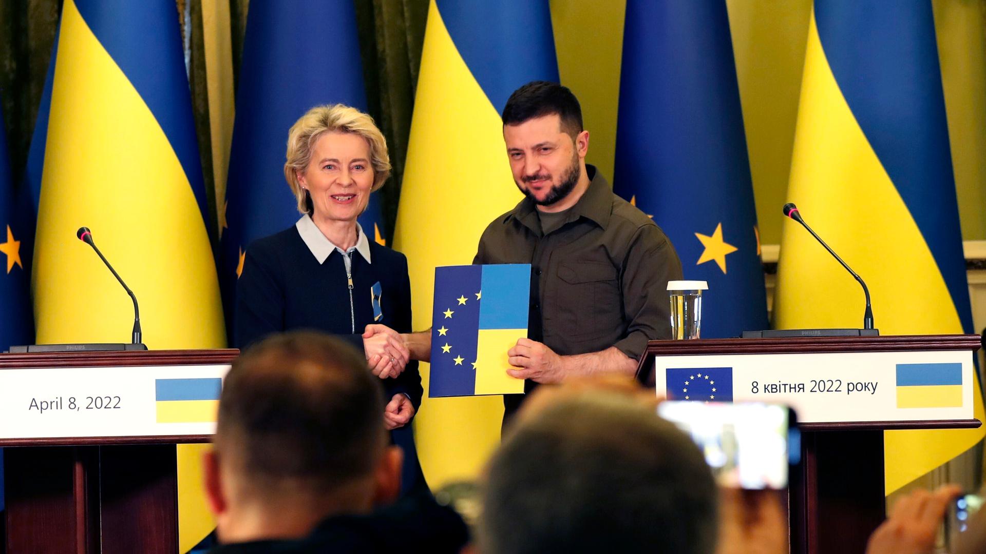 Ukraines Präsident Wolodymyr Selenskyj erhält Fragestellungen zum Reformprozess für die Aufnahme in die Europäische Union von EU-Kommissionspräsidentin Ursula von der Leyen. Kiew am 8. April 2022.