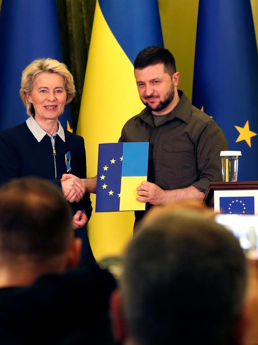 Ukraines Präsident Wolodymyr Selenskyj erhält Fragestellungen zum Reformprozess für die Aufnahme in die Europäische Union von EU-Kommissionspräsidentin Ursula von der Leyen. Kiew am 8. April 2022.