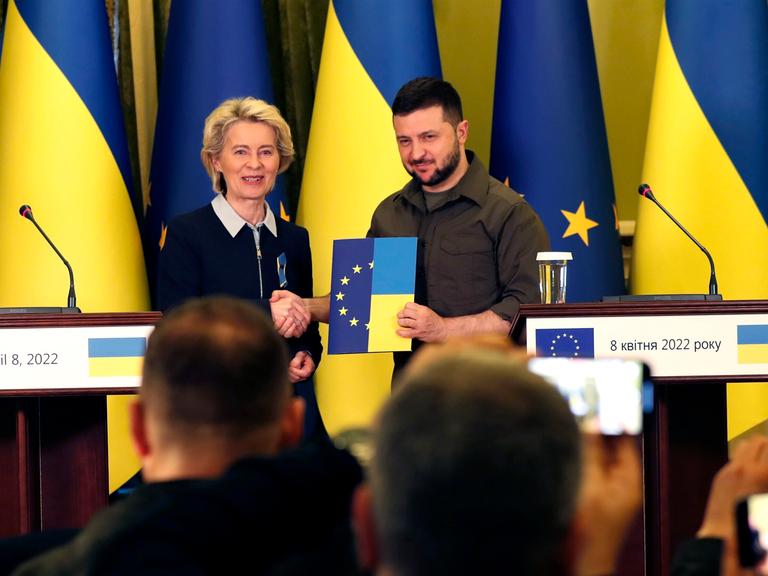 Ukraines Präsident Wolodymyr Selenskyj erhält Fragestellungen zum Reformprozess für die Aufnahme in die Europäische Union von EU-Kommissionspräsidentin Ursula von der Leyen. Kiew am 8. April 2022.