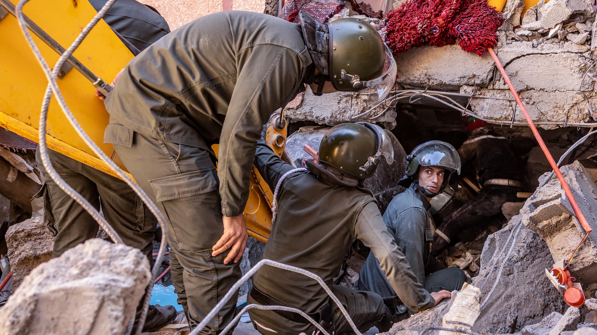 Das Foto zeigt Rettungskräfte auf der Suche nach Überlebenden nach dem Erdbeben in Marokko.