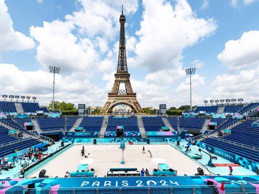 Blick in das Beachvolleyball-Stadion bei den Olympischen Spielen in Paris 2024.