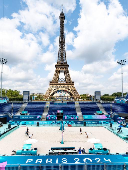 Blick in das Beachvolleyball-Stadion bei den Olympischen Spielen in Paris 2024.