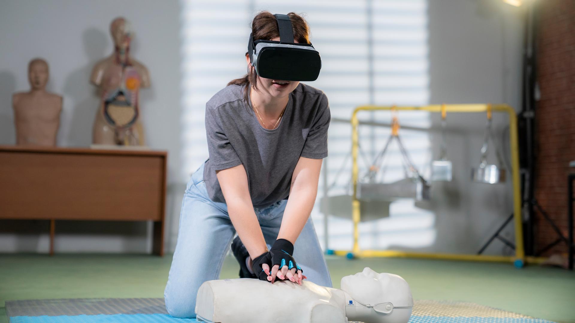 Eine junge Frauen nutzt eine VR-Brille für ein Online-Reanimationstraining (Symbolbild) Eine junge Frauen nutzt eine VR-Brille für ein Online-Reanimationstraining (Symbolbild)