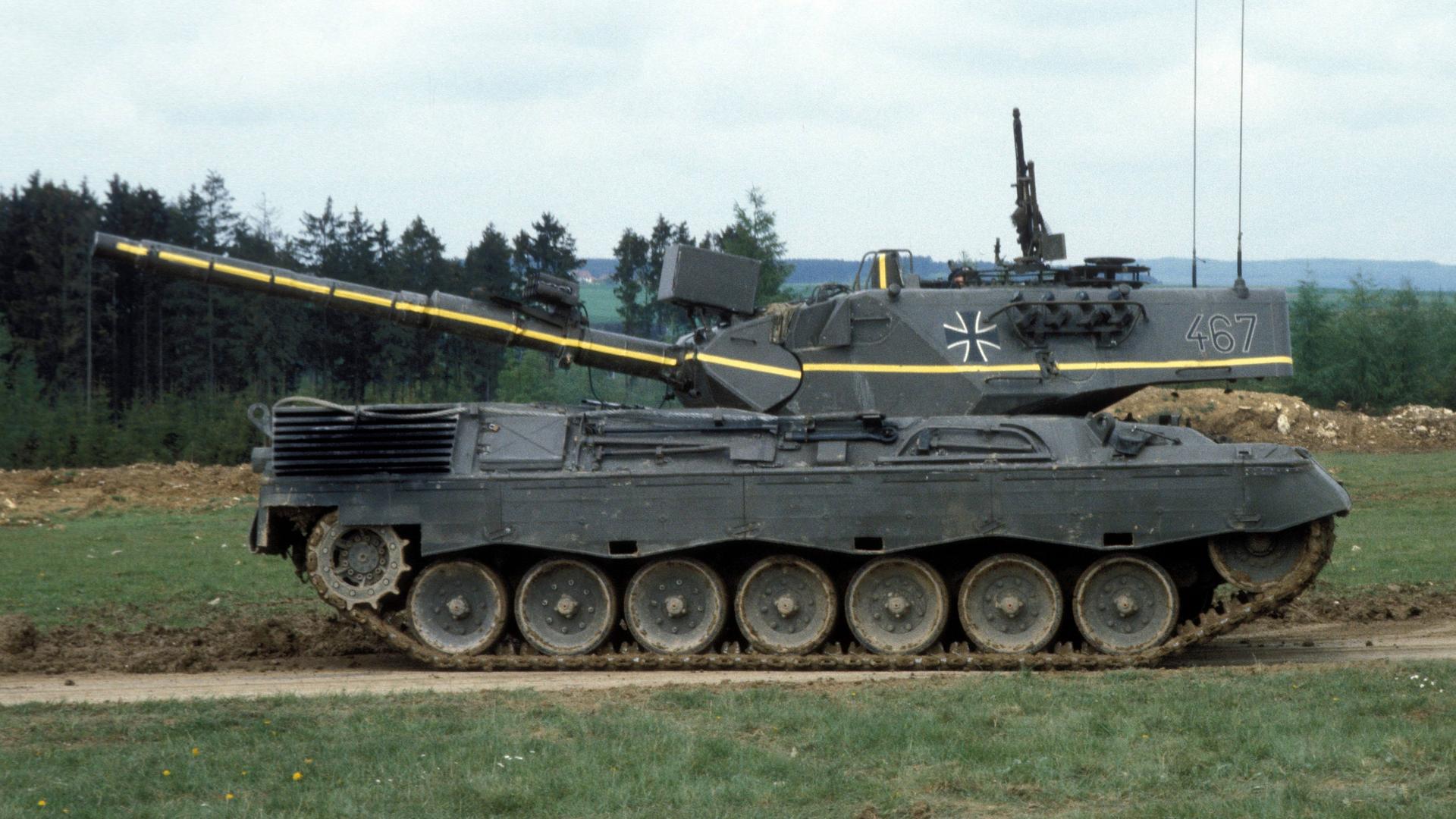 Ein Panzer des Typs Leopard 1 A4 der Deutschen Bundeswehr während eines Manövers.