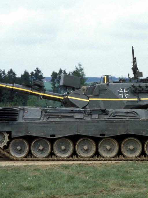 Ein Panzer des Typs Leopard 1 A4 der Deutschen Bundeswehr während eines Manövers.