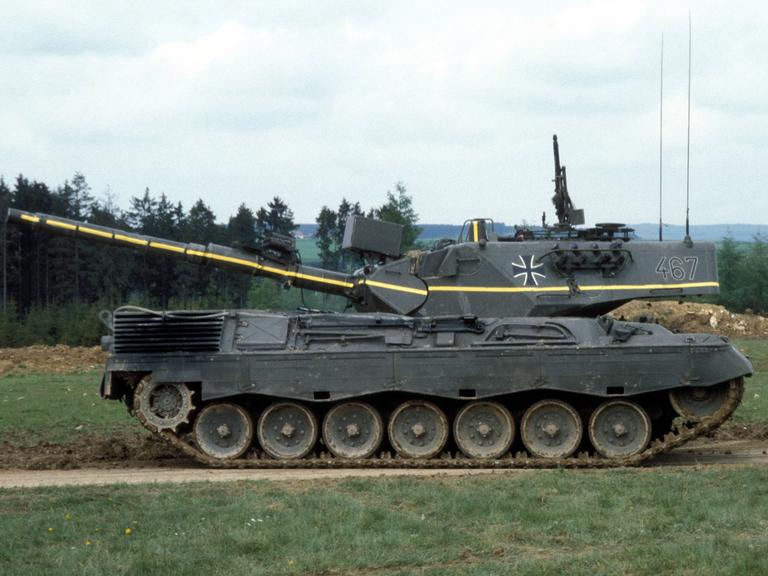 Ein Panzer des Typs Leopard 1 A4 der Deutschen Bundeswehr während eines Manövers.