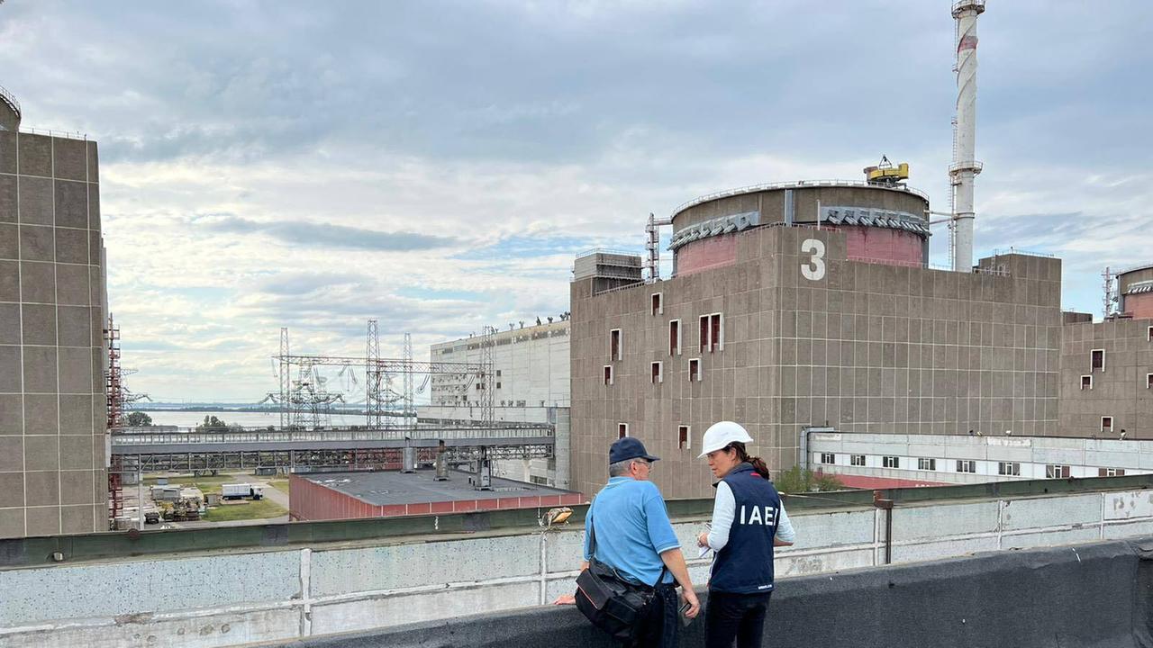 Nuklearexperten der Internationalen Atomenergiebehörde (IAEA) im besetzten ukrainischen Atomkraftwerk Saporischschja. 
