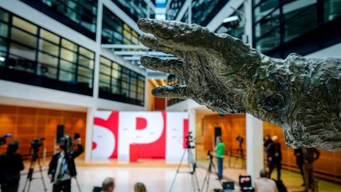 Die bronzene Hand der Willy-Brandt-Statue ist im Atrium in der SPD-Parteizentrale, dem Willy-Brandt-Haus vor dem Parteilogo zu sehen. 