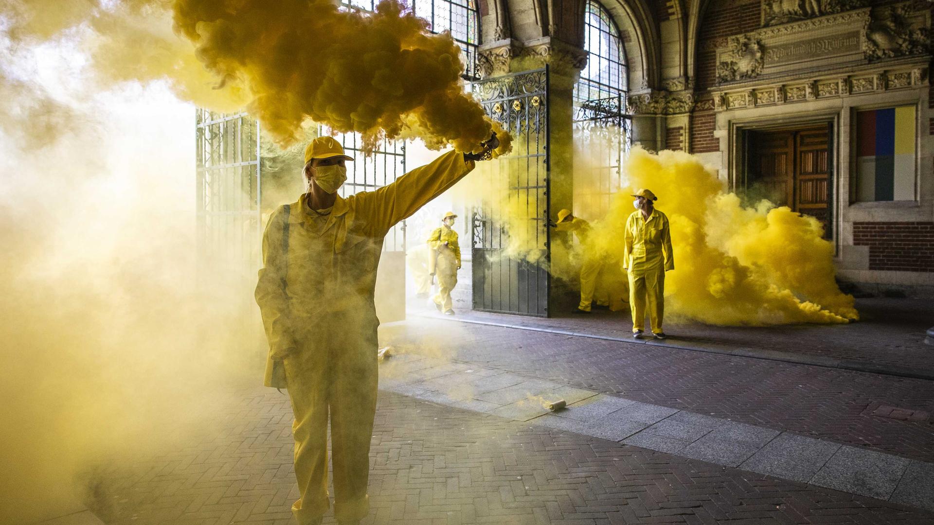 Klimaaktivisten von Extinction Rebellion blockieren den Durchgang zum Rijksmuseum in Amsterdam. 